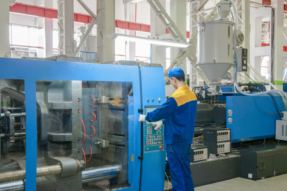 Plastic Injection Molder with 400-Ton Press